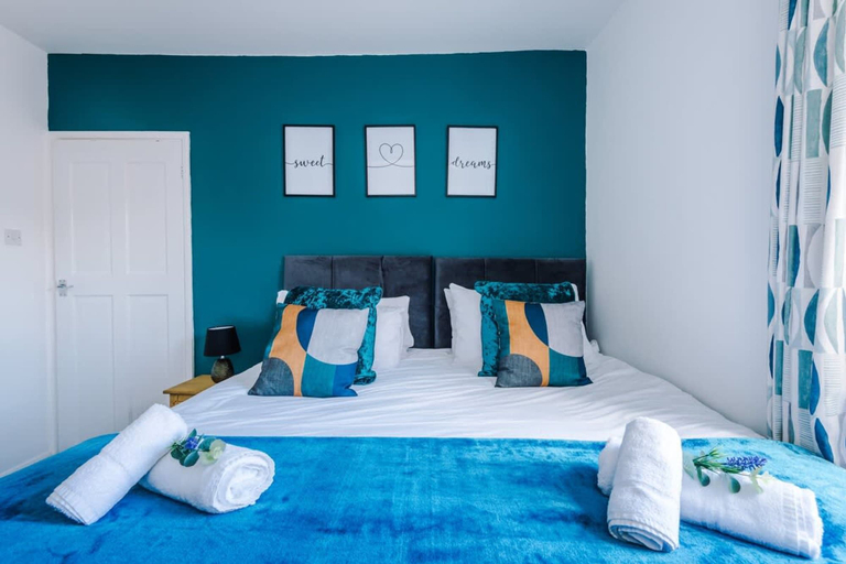Room 4, Modern House City Centre Perfect for Groups, Cheshire West and Chester