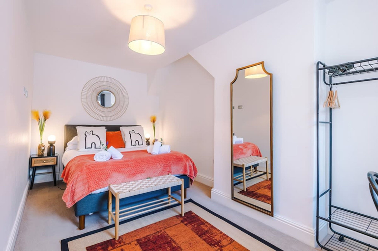 Room 4, Stylish 3-bed City Centre Home Private Parking, Cheshire West and Chester