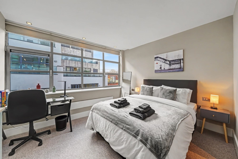 Room 3, Stylish and Central City Apt With 2 Bathrooms, London
