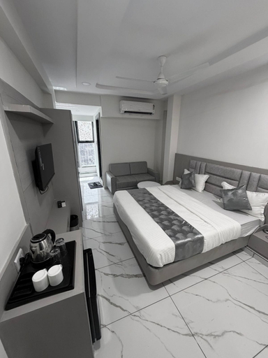 Room 5, THE 7 ELEVEN HOTEL, Ahmadabad