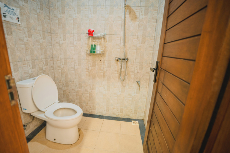 Bathroom 2, Santhi Graha Guest House, Badung