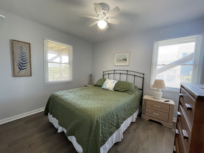 Room 3, Hatteras Hideaway 3 Bedroom Cottage by RedAwning, Dare