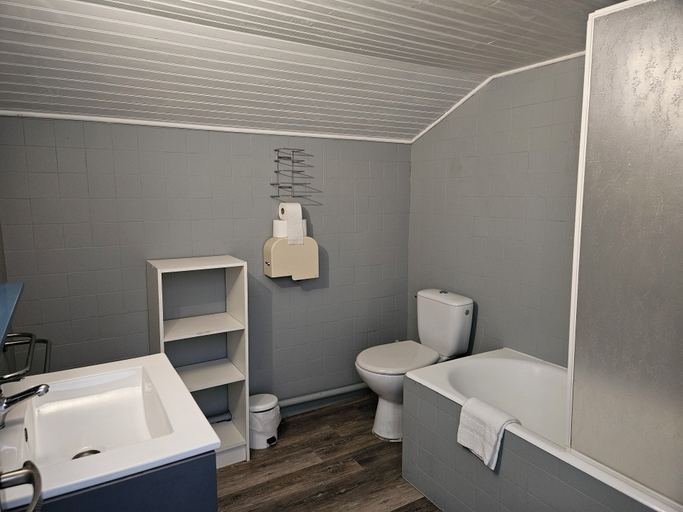 Bathroom 3, Oustalet, Pyrénées-Orientales