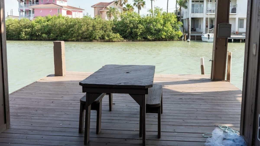 Outdoor dining 2, Channelfront - Remodeled - Pool - Boatslips, Cameron