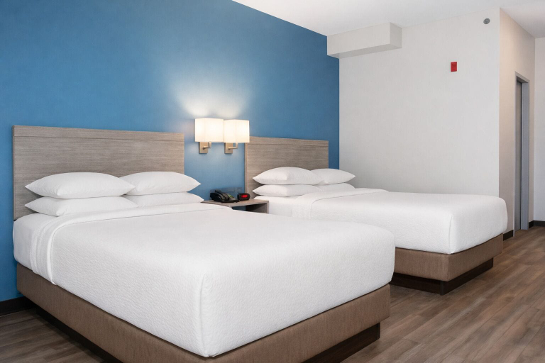 Bedroom 5, Signature Inn & Suites Hamilton, Hamilton