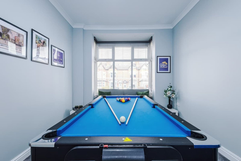 Room 3, 4-bed Townhouse Sleeps 10 With Games Room, Birmingham