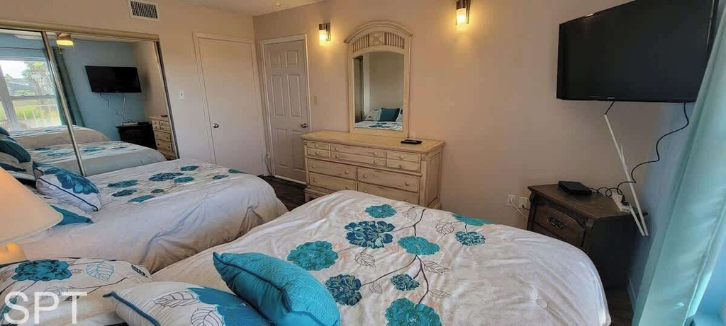 Room 3, Beach Access Condo - Pool - Hot Tub With BBQ, Cameron