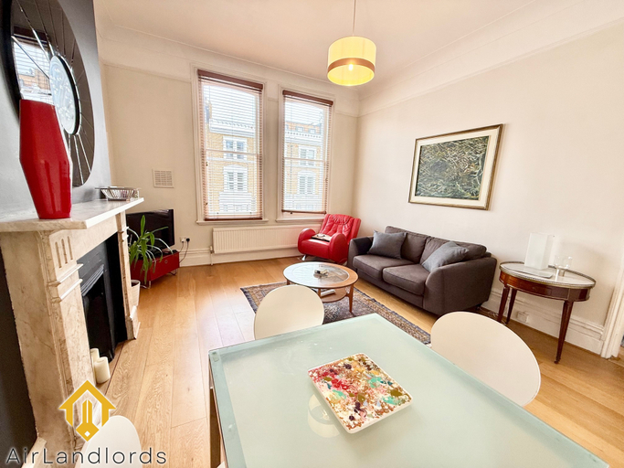 Others 2, Exclusive 2 Bedroom Flat near Kensington Olympia, London