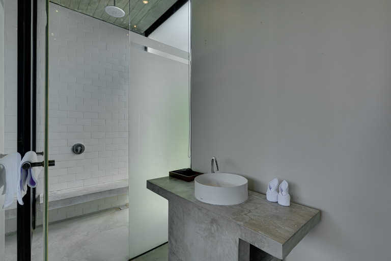 Bathroom 5, Rhys Apartment - Berawa by Nabe Hospitality Management, Badung