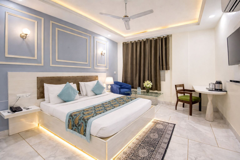 Room 4, OPO ALPINE TREE, Delhi