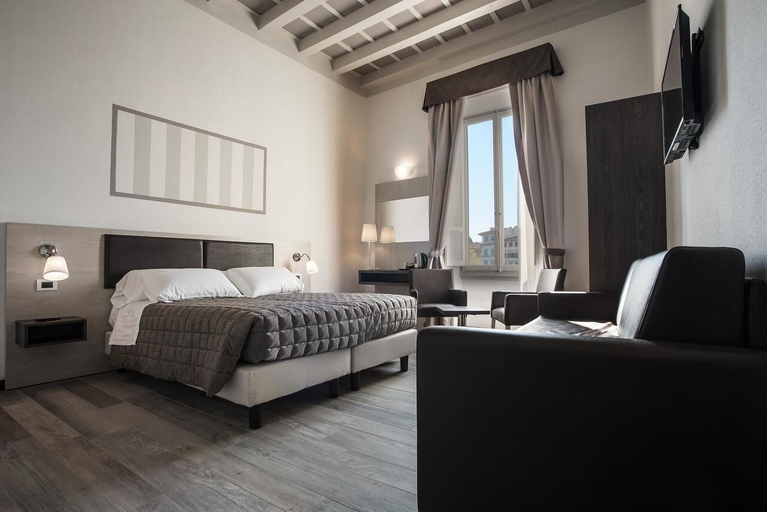 Room 3, La finestra su Santa Maria, Florence