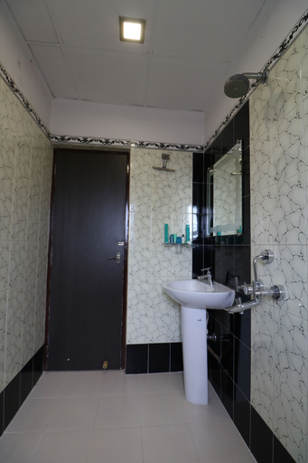 Bathroom 4, Treebo Concerto Residentia, Barddhaman