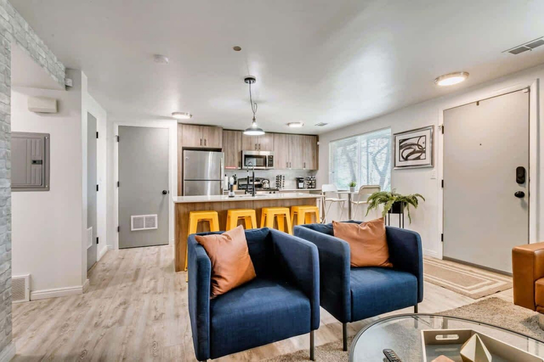 Others 2, Convenient 2BR Apt w/ Parking, Near Downtown SLC, Salt Lake