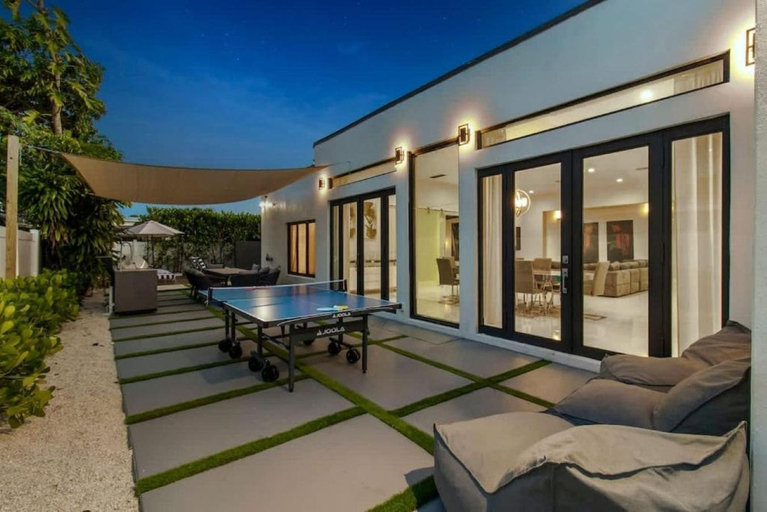 Game room, Luxury Miami Stay by Glam Homes, Miami-Dade