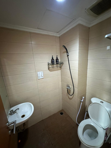 Bathroom, MR Apartement Margonda Residence 345, Depok