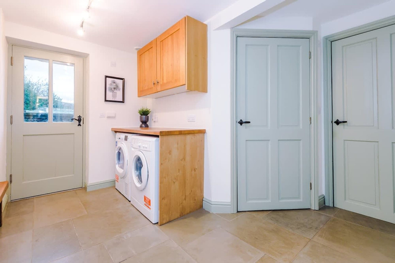 Room 2, Luxurious Private Home w Hot Tub Log Burner, Cumbria