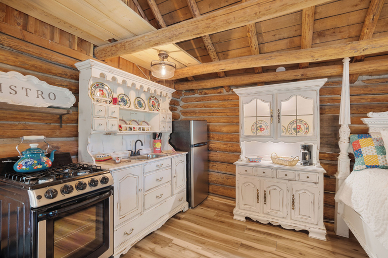 Private kitchen 2, Spring Hill Farm Cabins, Crawford