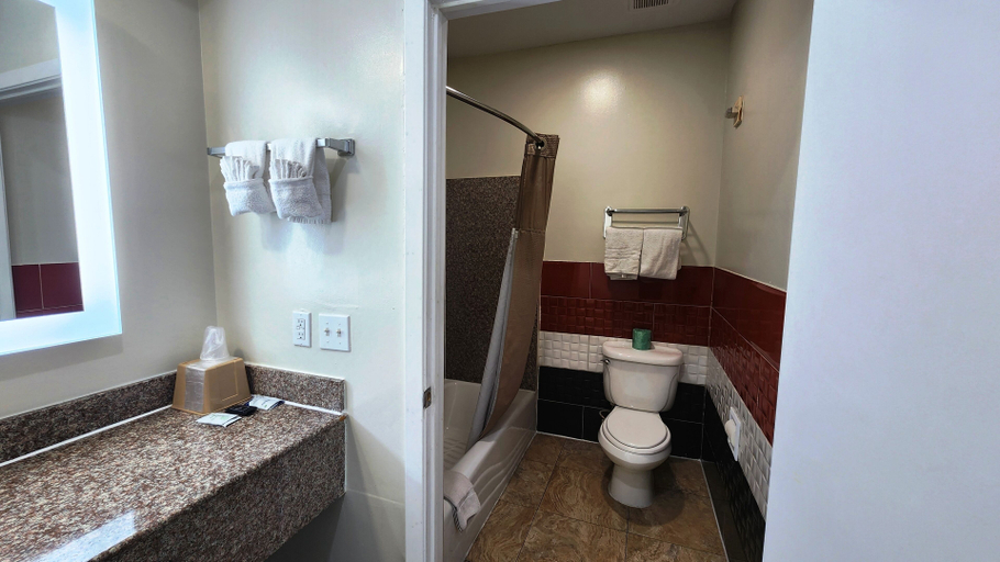 Bathroom 3, Scottish Inns & Suites Sam Houston Pkwy, Houston