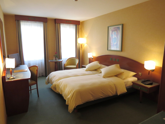 Others 2, Hotel du Port, Lausanne