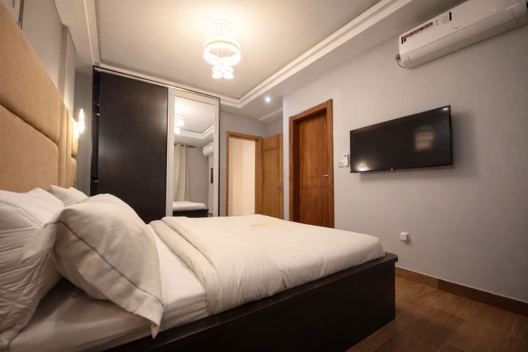 Room 4, EMPIRE LUXURY HOTEL, Mfoundi