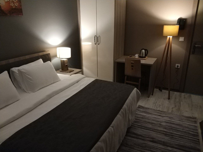 Others 4, Staron Otel, Merkez