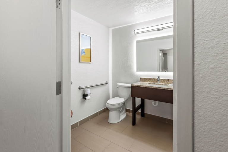 Bathroom 4, Comfort Inn Laurinburg, Scotland