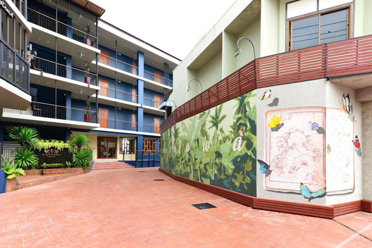 Exterior & Views