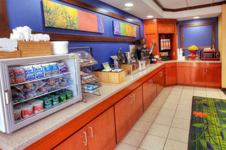 Food & Drinks 4, Fairfield Inn and Suites by Marriott Laredo, Webb