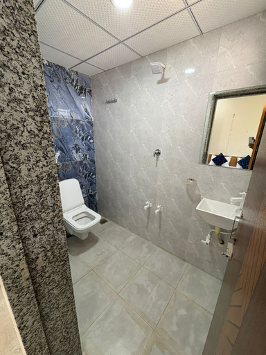 Bathroom, Hotel Darshan Palace - Near Dwarka Railway Station & Shree Dwarkadhish Temple, Devbhumi Dwarka