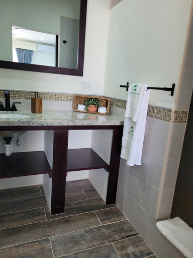 Bathroom 3, Ashton Court Belize