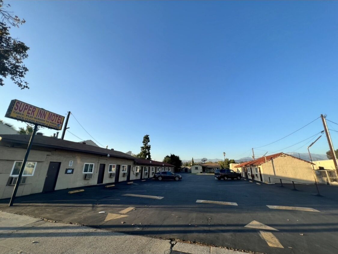 Others 5, Super Inn, Los Angeles