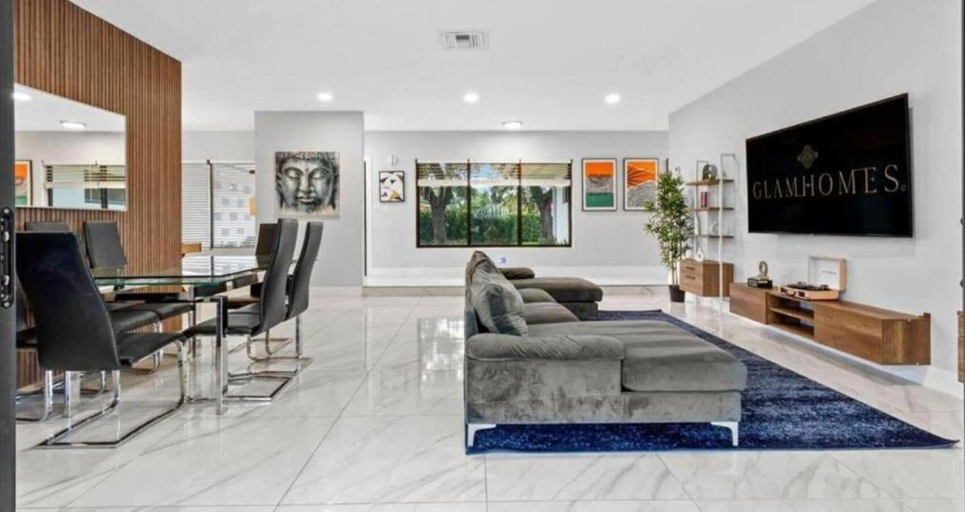 Living area 5, Entertaining Villa by Glam Homes, Miami-Dade