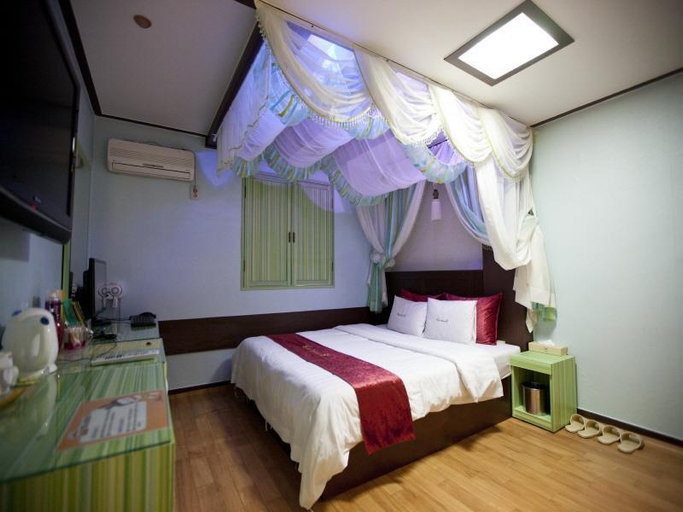 Bedroom 3, Chuncheon World Hotel, Chuncheon