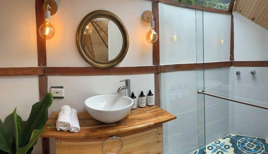 Bathroom 4, Lumbre Forest Lodge, Salento