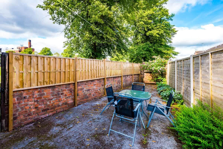 Room 5, Perfect for Business Large Groups Sleeps 8, Cheshire East