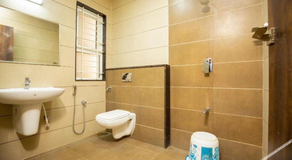 Bathroom 4, Ponnis Hotel, Dindigul