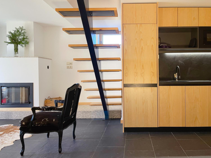 Others 4, Entire Chalet at 1506m Fireplace Sleeps 16, Covilhã