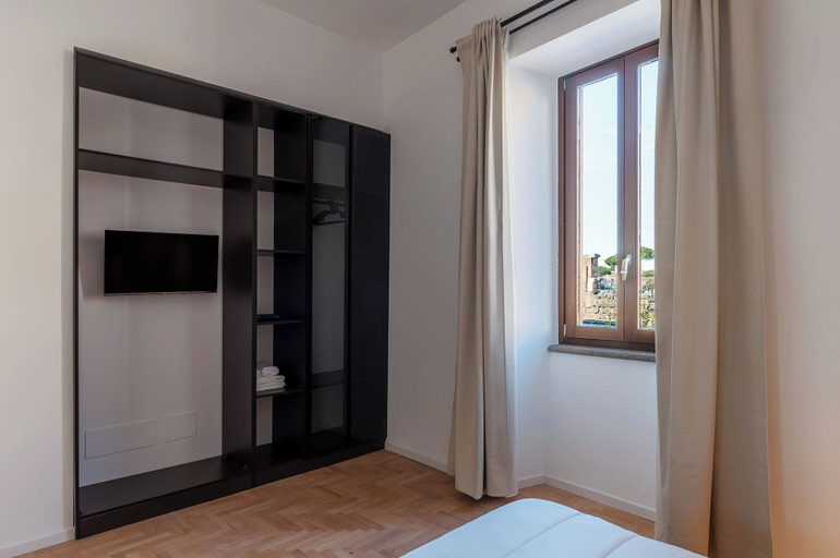 Room 4, Large 6-Bed Stay near the Colosseum, Roma