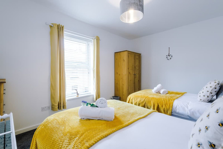 Room 5, Modern House City Centre Perfect for Groups, Cheshire West and Chester