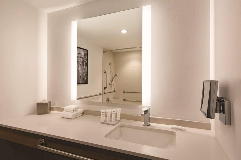 Bathroom 4, Radisson Hotel Seattle Airport, SeaTac