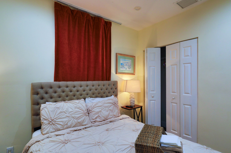 Room 2, Central Art Hub with Free Parking, Miami-Dade
