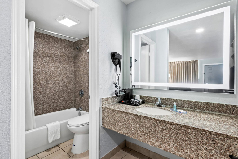 Bathroom 5, Suburban Studios Harvey - New Orleans, Jefferson