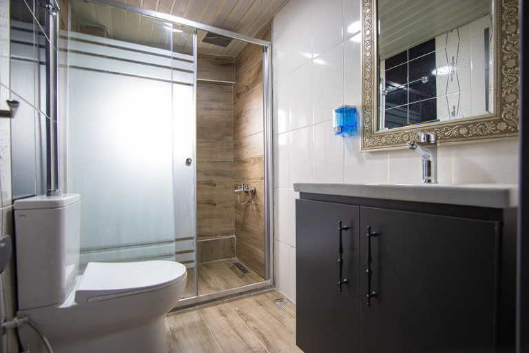 Bathroom 3, Le Marin, Merkez