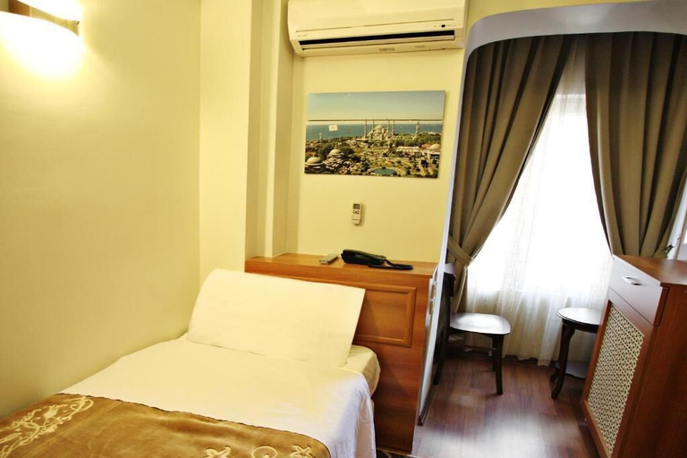 Bedroom 4, Taksim Palace Hotel, Beyoğlu