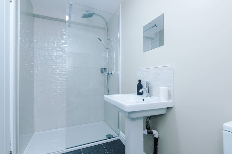 Room 2, 4-bed Townhouse Sleeps 10 With Games Room, Birmingham