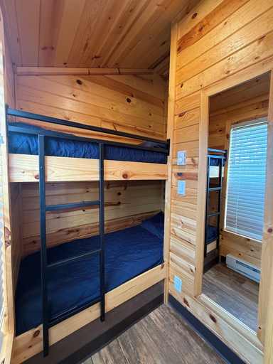 Room 4, Unhitched Lake Hartwell, Hart