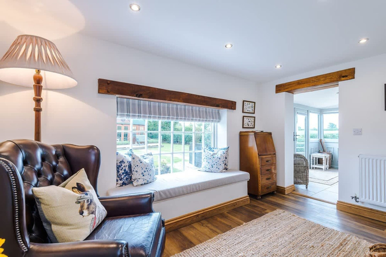Room 5, NEW Stunning Cottage Ideal for Families Groups, Cheshire East
