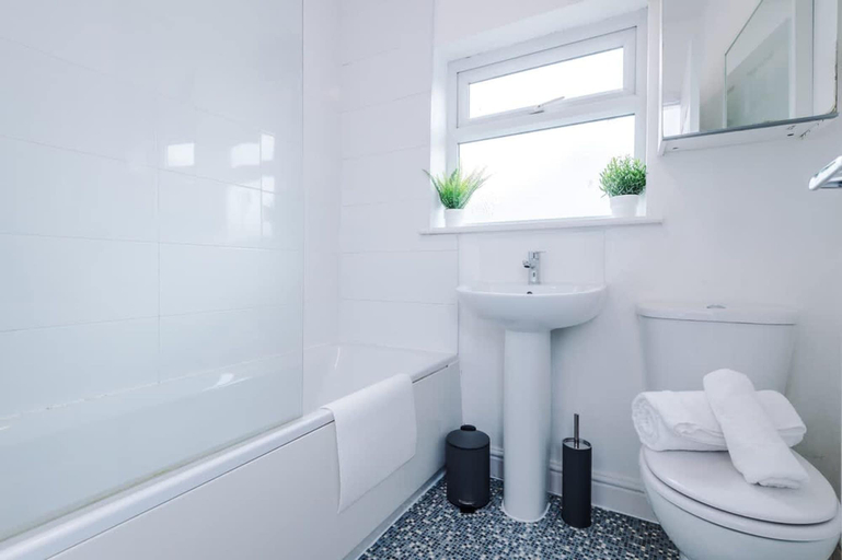Room 5, Stylish Home Incredible Location Sleeps 5, Cheshire West and Chester