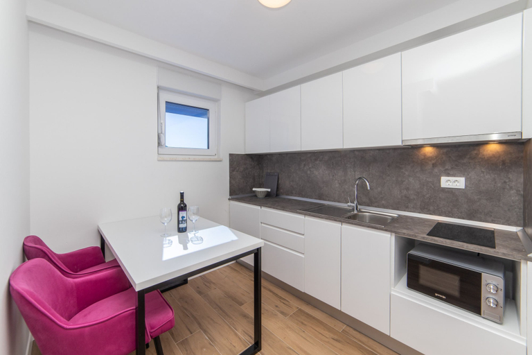 Room 4, Altiora Prestige Residence 105, Gradac