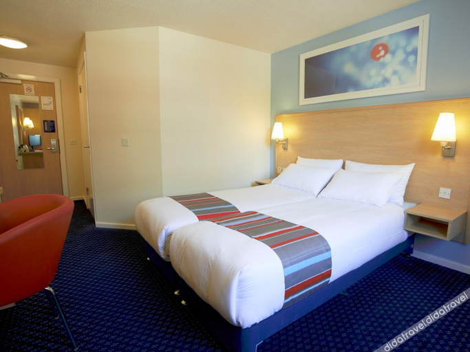 Bedroom 2, Travelodge Middlewich, Cheshire West and Chester